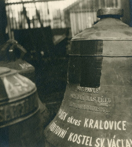 Zvon sv. Pavel po sejmutí z věže.