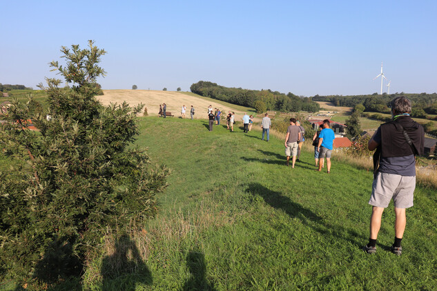 Exkurze směřovala do rakouského příhraničí, konkrétně na Hausberg Gaiselberg, do muzea v zámku Asparn, farního kostela sv. Víta v Michelstetten a na hradiště Oberleiserberg | © Jan Pařez, nepodléhá CC