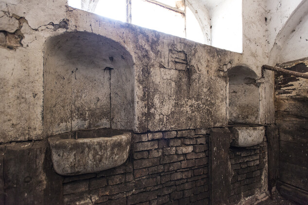 Karlova Koruna, konírna, před obnovou