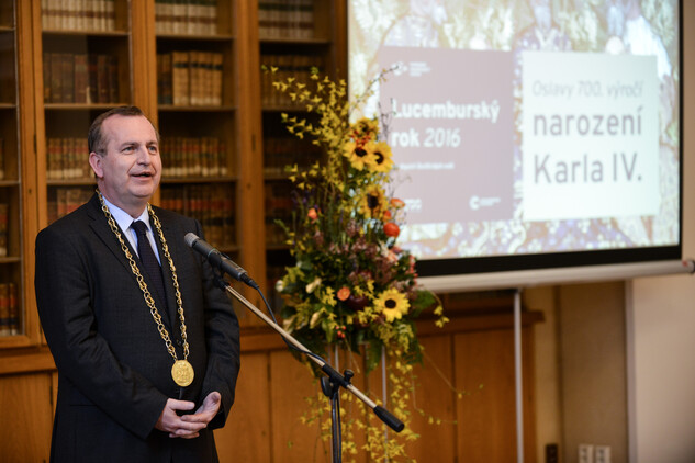 Na půdě Karlovy univerztity přivítal přítomné její rektor Tomáš Zima. | © René Volfík