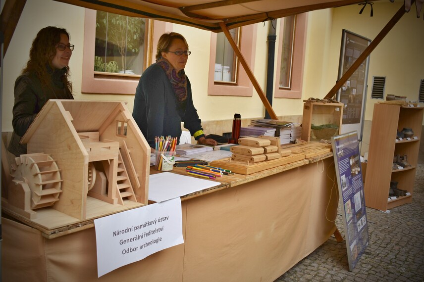 Archeoložky z generálního ředitelství NPÚ na Mezinárodním dni archeologie | © M. Mojžíš