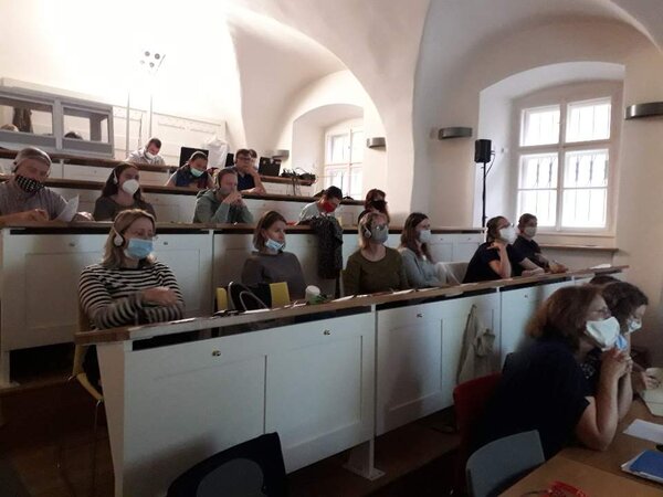 Účastníci semináře o Historických parcích za zpřístněných protipandemických opatření, učebna NPÚ, Liliová č. 5, Praha.