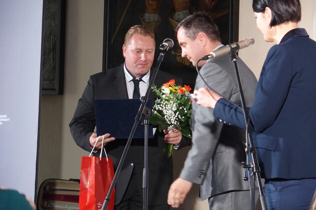 Starosta města Úpice Petr Hron přebírá ocenění za záchranu Dřevěnky z rukou náměstka Oldřicha Peška