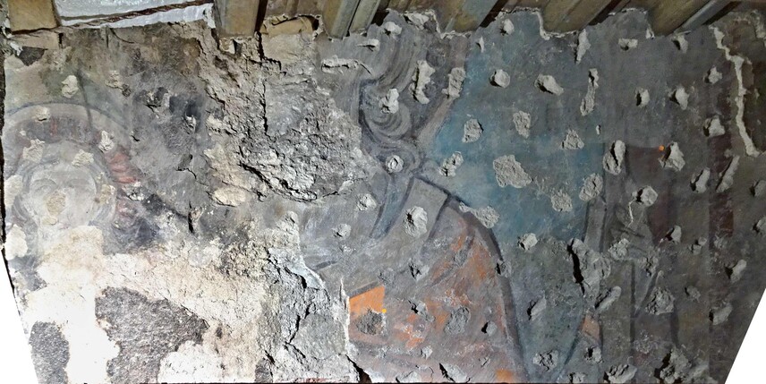 Sixtův dům, čp. 553, detail malby: horní část nástěnných maleb, vlevo hlava Krista, výše hlava sv. Kryštofa, jejíž obličejová část zanikla (foto L. Bartoš, NPÚ Praha 2020)
