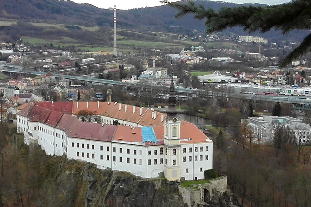 Obnova střešní krytiny na západním křídle děčínského zámku – pohled z Pastýřské stěny
