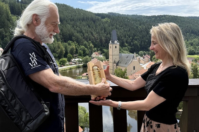Kastelánka Rožmberka Andrea Čekanová přebírá kapsli s vltavskou vodou
